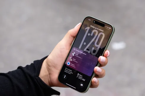 iOS 26.2 با Liquid Glass، به‌روزرسانی‌های AirDrop و Apple Music منتشر شد